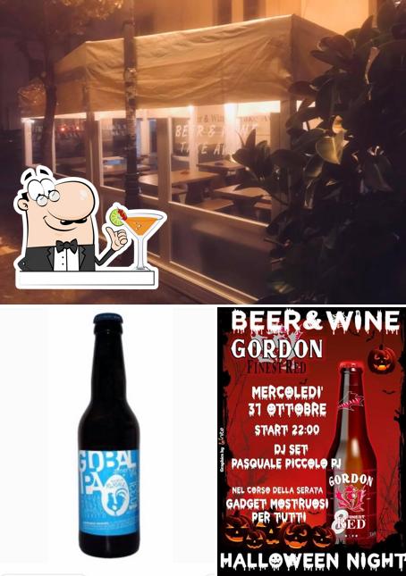 Entre la variedad de cosas que hay en Beer & Wine también tienes bebida y interior