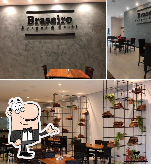 O interior do Braseiro Burger & Grill