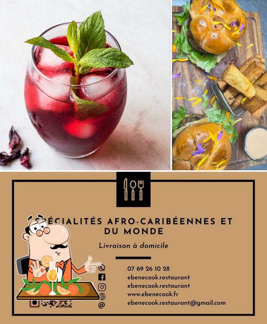Ébène Cook sert des boissons alcoolisées