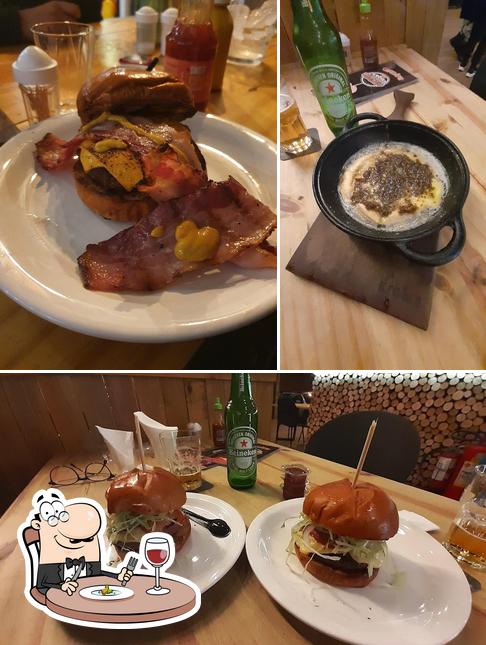 A imagem da comida e cerveja no Kroiks Burger Hamburgueria & SteakHouse