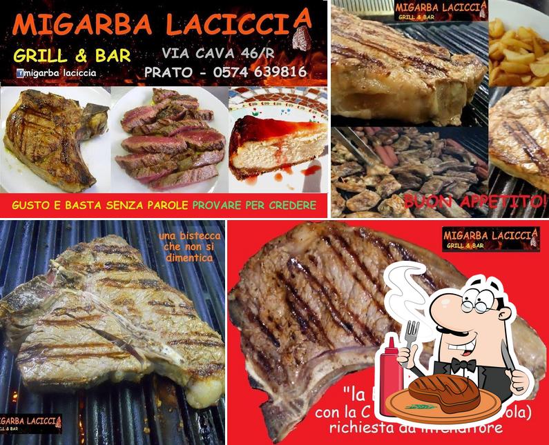 Piatti di carne vengono serviti a Migarba Laciccia