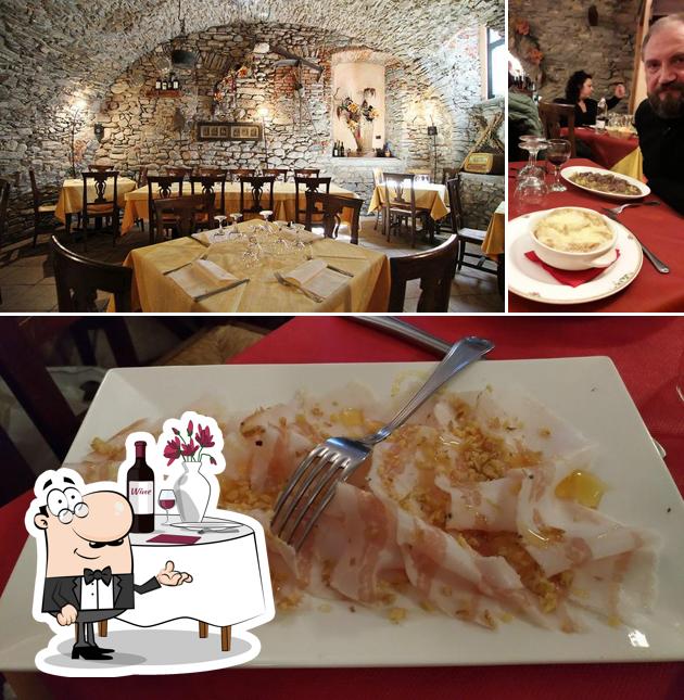 Dai un’occhiata alla immagine che raffigura la tavolo da pranzo e cibo di Ristorante Brasserie La Cave De Tillier