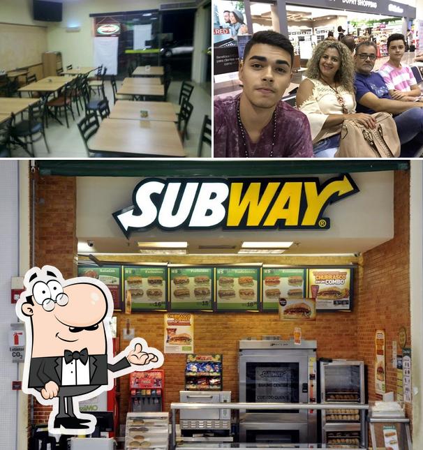 A ilustração da interior e comida no Subway