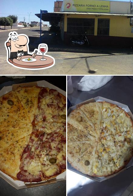 Entre diferentes coisas, comida e exterior podem ser encontrados a Pizzaria Forno à Lenha