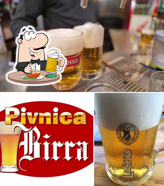 Puoi ordinare un rinfrescante bicchiere di birra chiara o scura