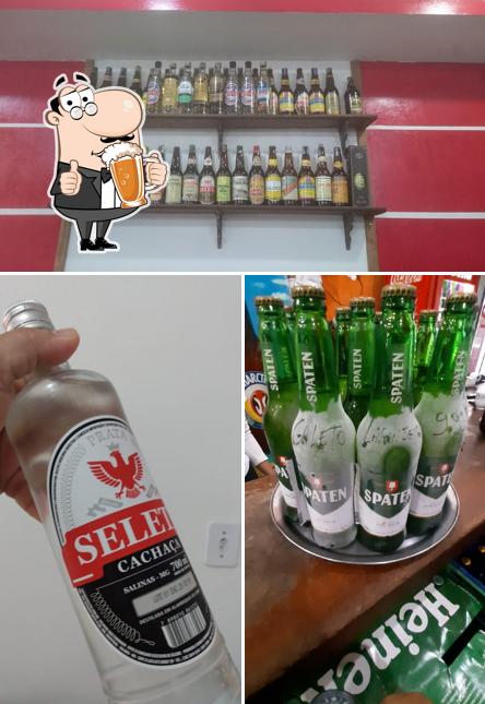 Desfute uma tulipa de cerveja leve ou escura