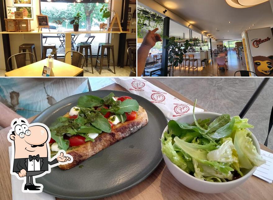 Dê uma olhada a ilustração apresentando interior e comida no Marê Café