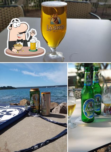 Puoi ordinare un rinfrescante bicchiere di birra chiara o scura