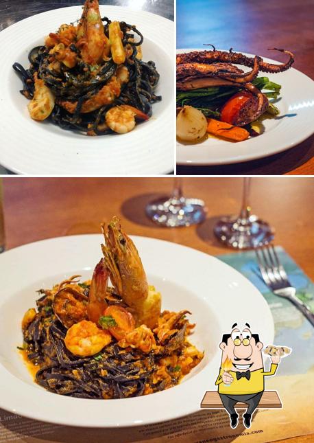 Try out seafood at Mediterrâneo Gastronomia