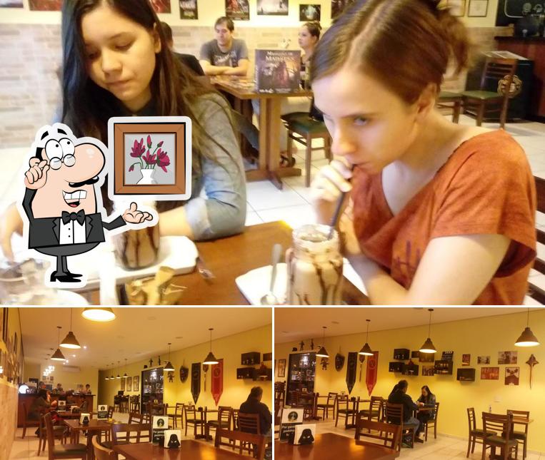 Sente em uma das mesas no Geek Art Café