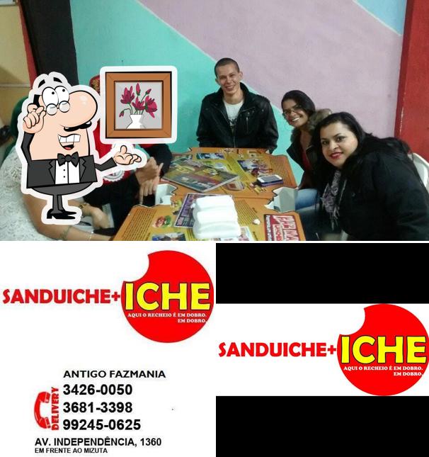 Sente em uma das mesas no Disk Lanche Taubaté - SANDUICHE-ICHE