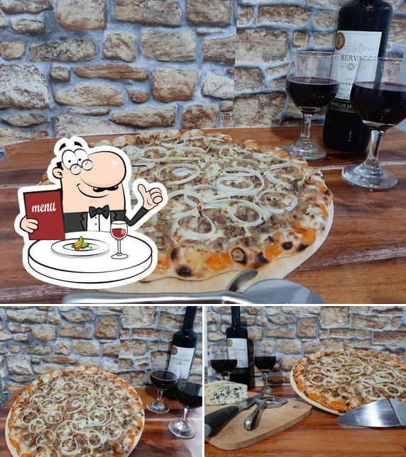 Entre diversos coisas, comida e vinho podem ser encontrados no LEAL PIZZARIA