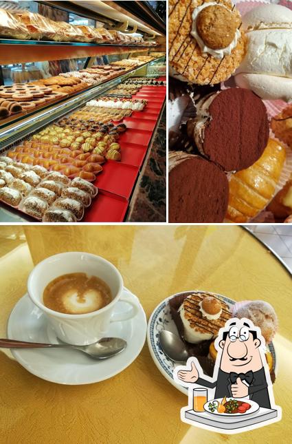 Tra le diverse cose da Pasticceria Altoe' si possono trovare la cibo e bevanda