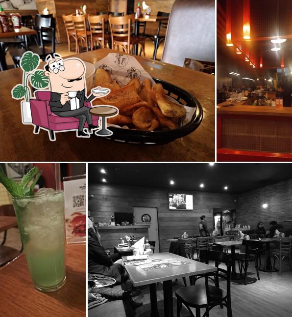 Sente em uma das mesas no Hamburgueria Burger For You