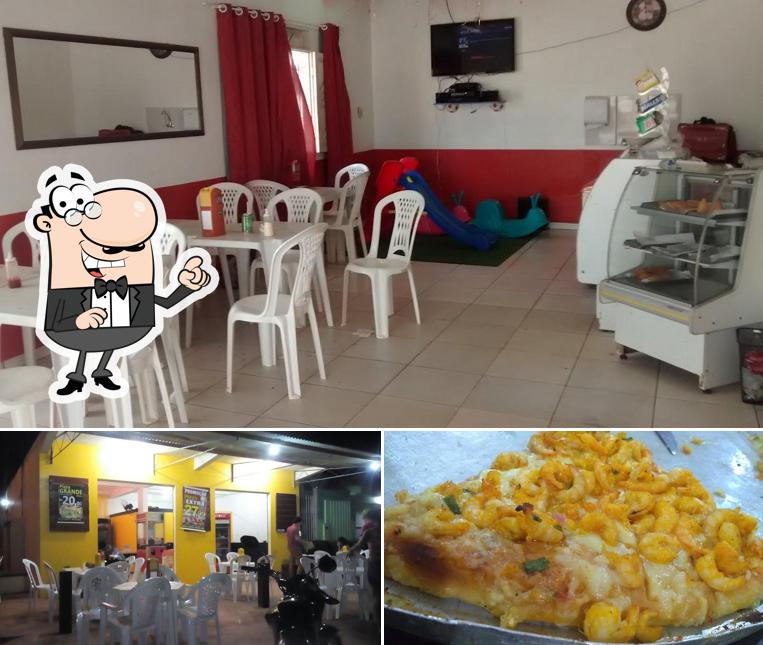 Dê uma olhada a imagem mostrando interior e comida no Din Dom Pizzaria e Lanchonete