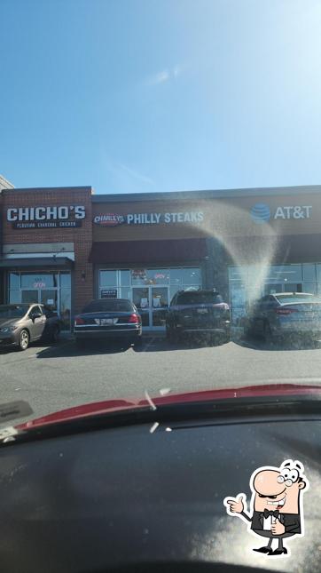 Vea esta imagen de Charleys Cheesesteaks and Wings