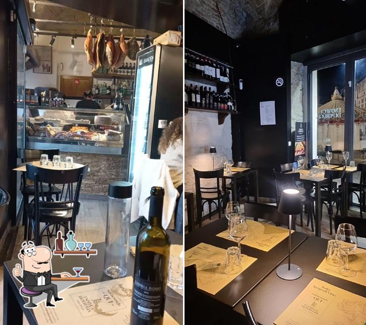 Siediti a un tavolo di Enoteca di Perugia
