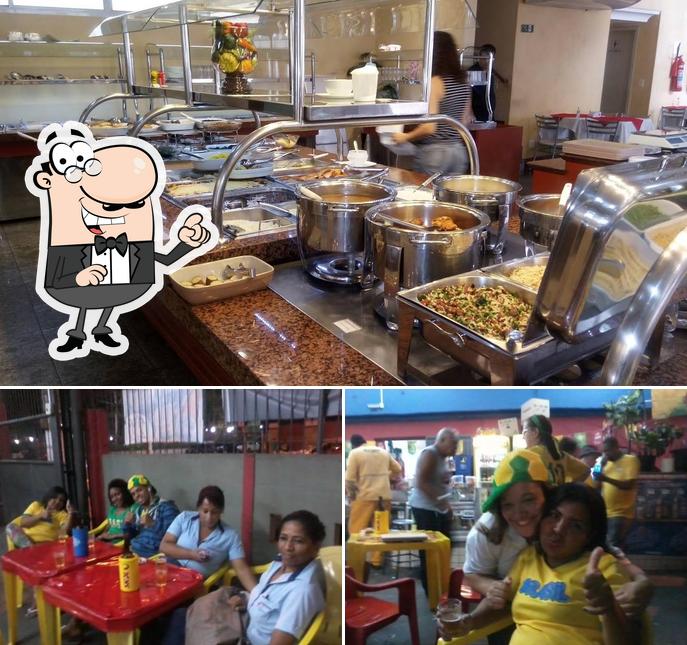 Entre diferentes coisas, interior e comida podem ser encontrados no Restaurante Galetinho