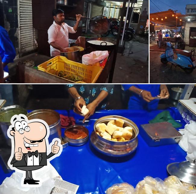 Look at the image of Famous Vadapav