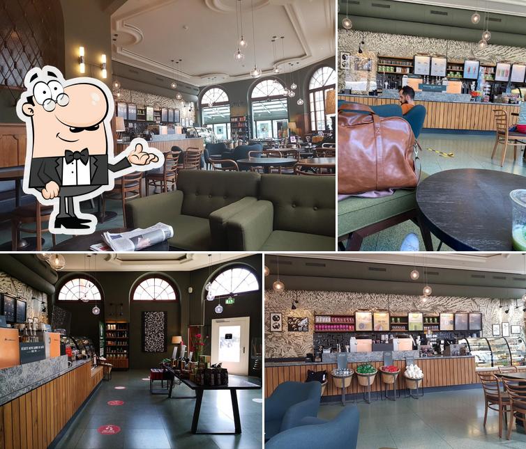 Посмотрите на внутренний интерьер "Starbucks"