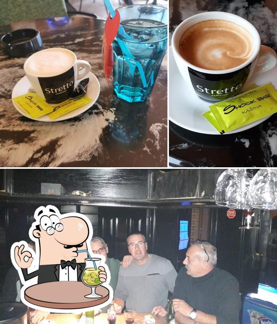 La foto della bevanda e tavolo da pranzo di Shock bar