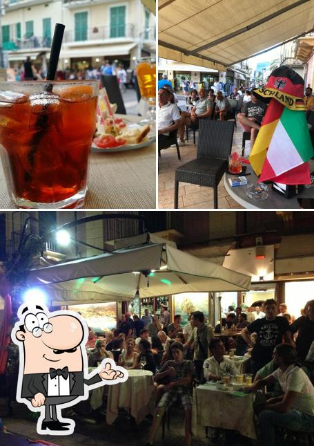 Siediti a un tavolo di Nelson’s cafe