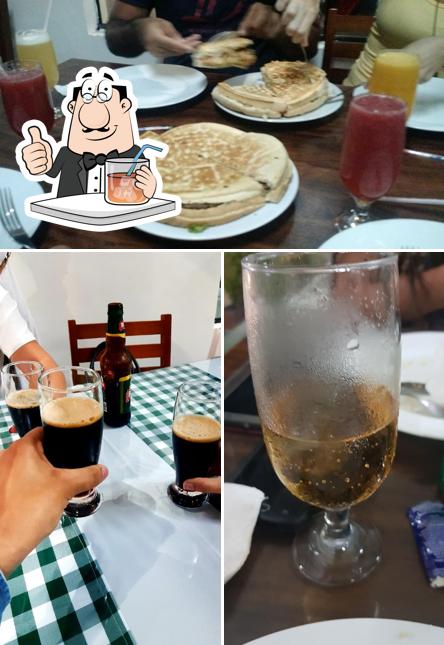 Esta é a imagem mostrando bebida e comida a La Cazza Pizzaria
