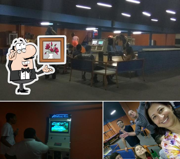 Sente em uma das mesas no Fox bowling Boliche Bar