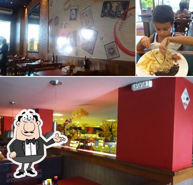 Sente em uma das mesas no Feedback Steakhouse
