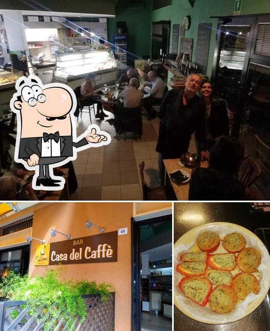 La immagine di interni e cibo da Bar Casa Del Caffè Forlì