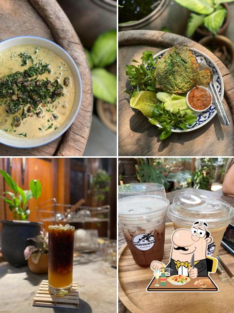 Among various things one can find food and drink at หนองหลวง Coffee