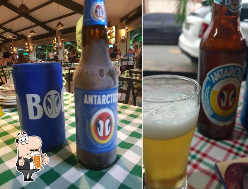 Desfute um copo de cerveja leve ou escura