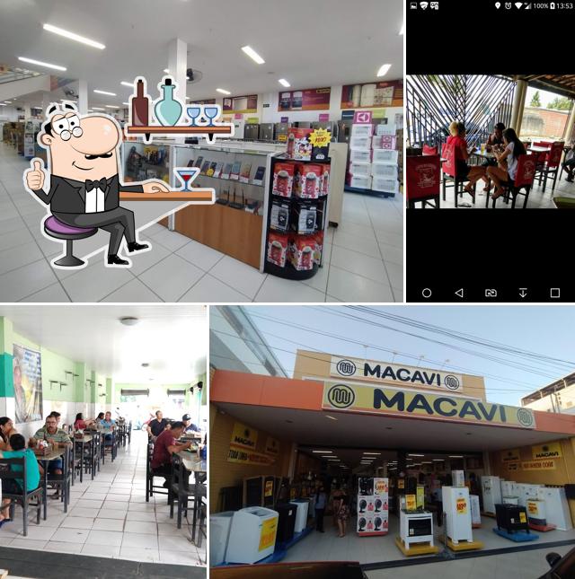 Sente em uma das mesas no Grill Fast