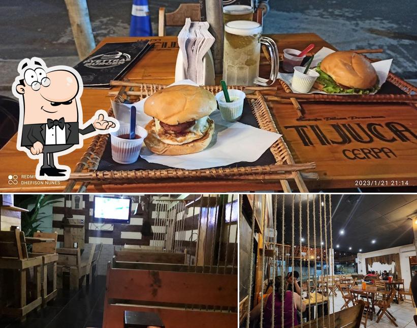 Sente em uma das mesas no PYETTRA'S BURGER