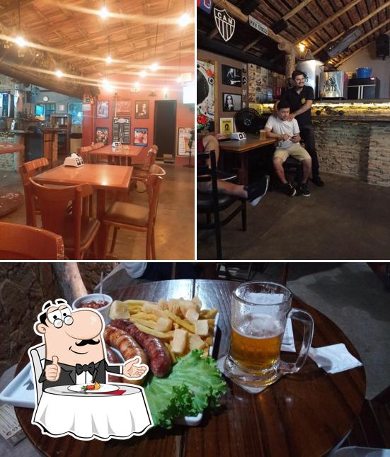 O 7Cats Saloon se destaca pelo mesa de jantar e comida