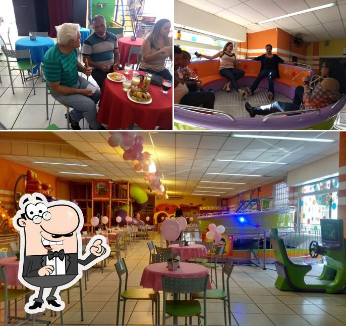 Sente em uma das mesas no Buffet Infantil Nipo Kids