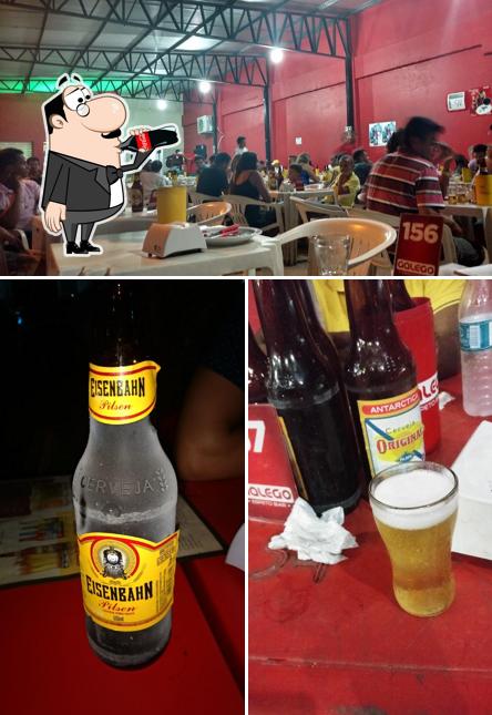 A foto da bebida e interior no Galego Bar e Restaurante