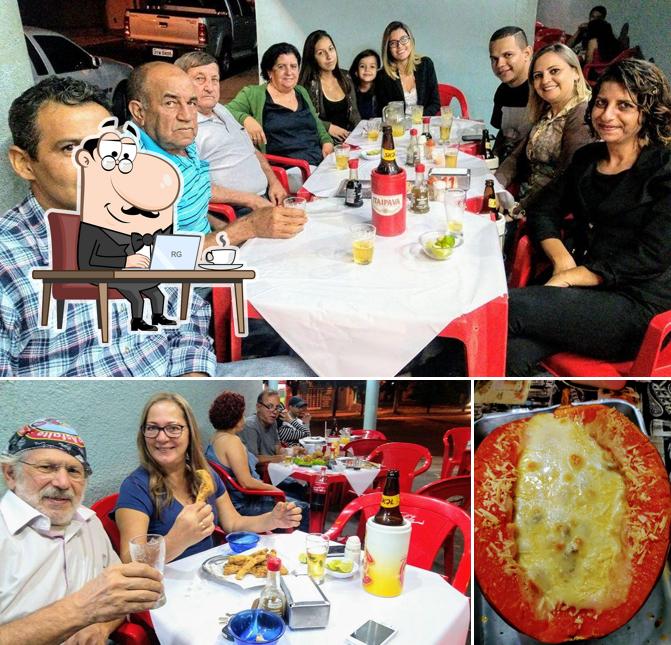 Entre diferentes coisas, interior e comida podem ser encontrados no Bar e Restaurante Pintadão