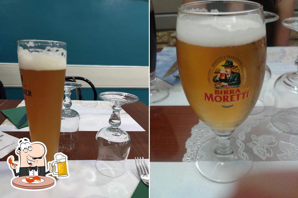 Puoi ordinare un rinfrescante bicchiere di birra chiara o scura