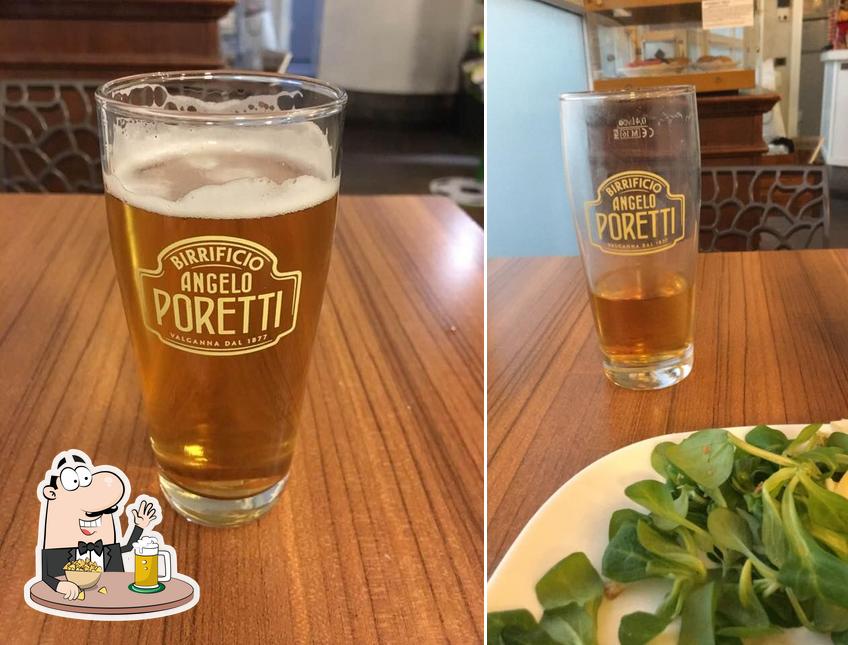 Puoi goderti un rinfrescante bicchiere di birra chiara o scura