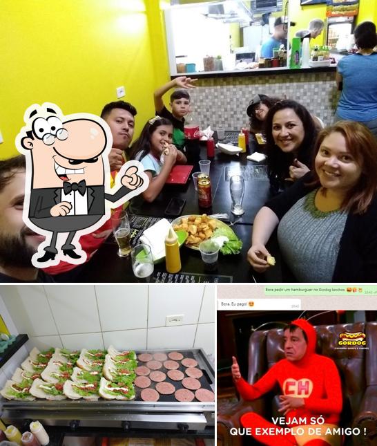 A foto do Gordog Burger & Beer’s interior e comida