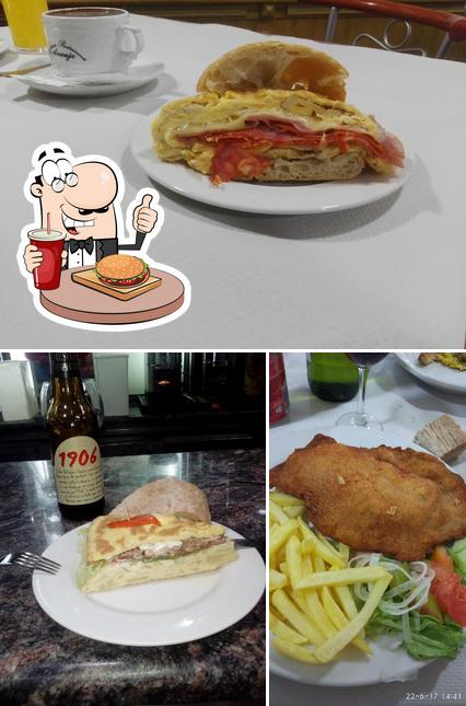 Pide una hamburguesa en Cafetería Restaurante Araujo