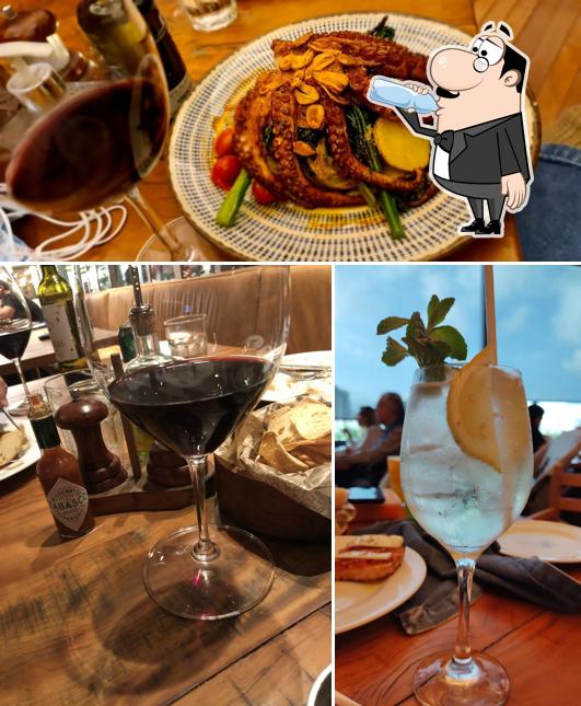 Confira a imagem apresentando bebida e comida no Adega Santiago