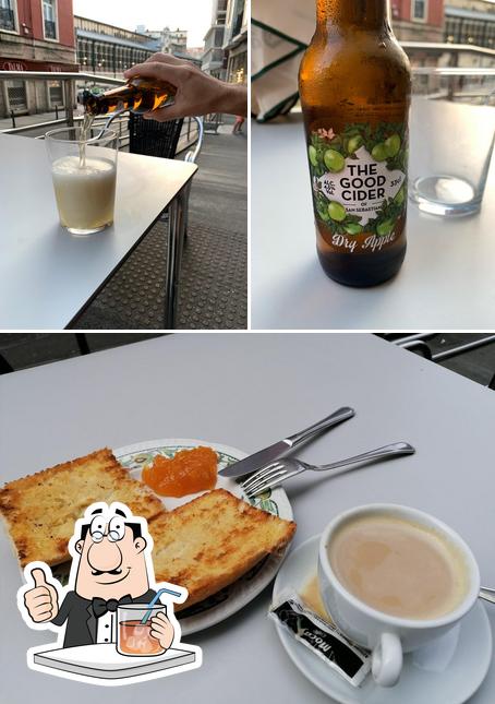 Estas son las fotografías donde puedes ver bebida y comida en Cafe París