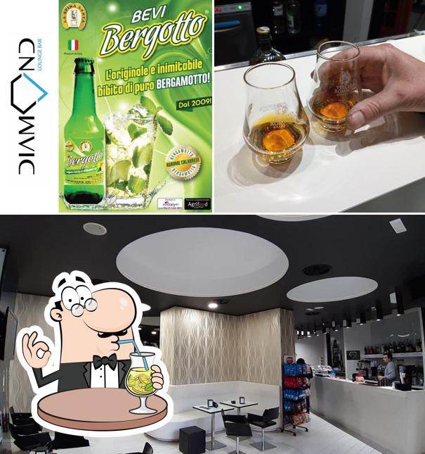 Questa è la immagine che mostra la bevanda e interni di Diamond