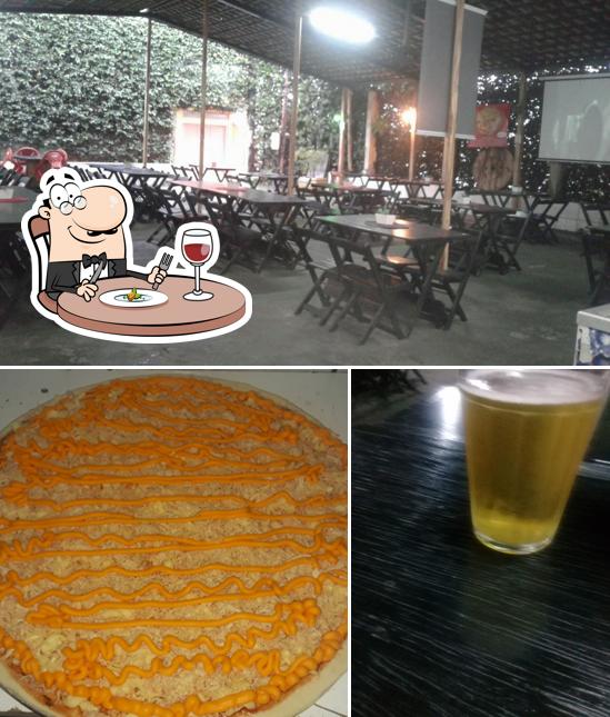 Esta é a imagem mostrando comida e bebida no Pizzaria da Gegê