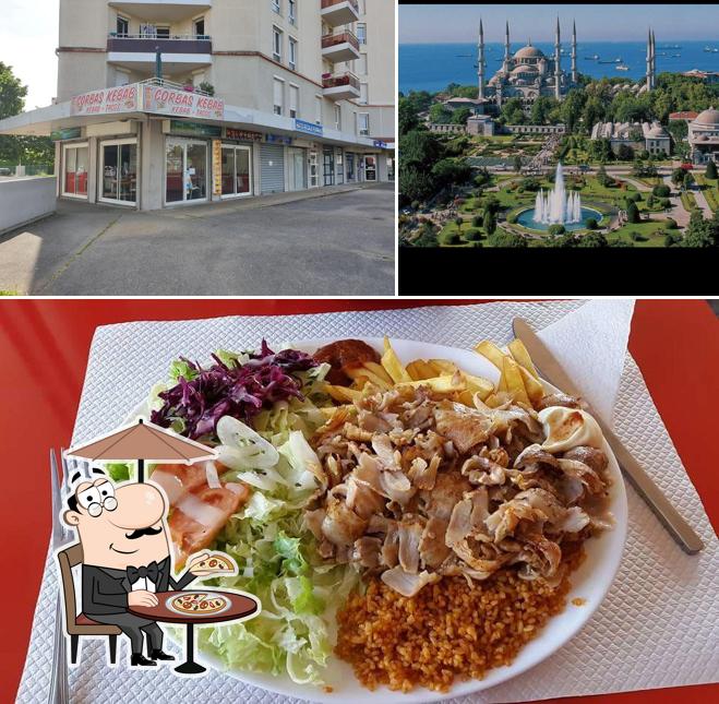 Parmi les diverses choses de la extérieur et la nourriture, une personne peut trouver sur CORBAS KEBAB
