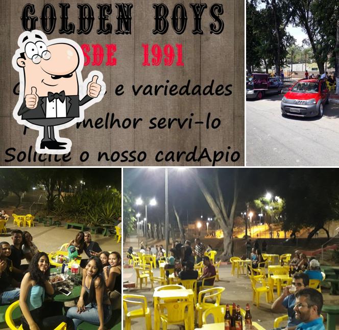 Look at the picture of Golden Boys Lanches