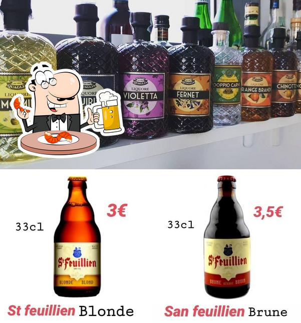 Puoi ordinare un rinfrescante bicchiere di birra chiara o scura