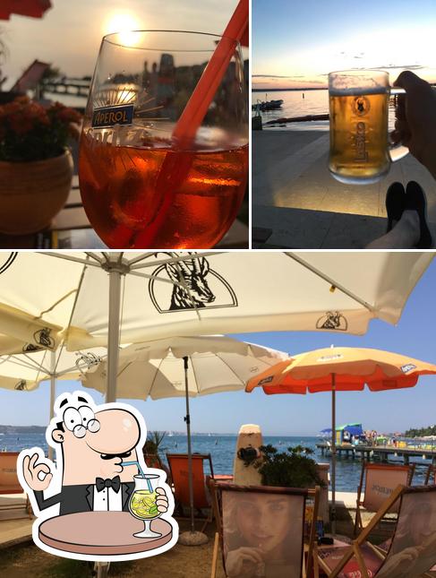 Guarda la immagine che presenta la bevanda e esterno di Priceless Beach bar Portorož